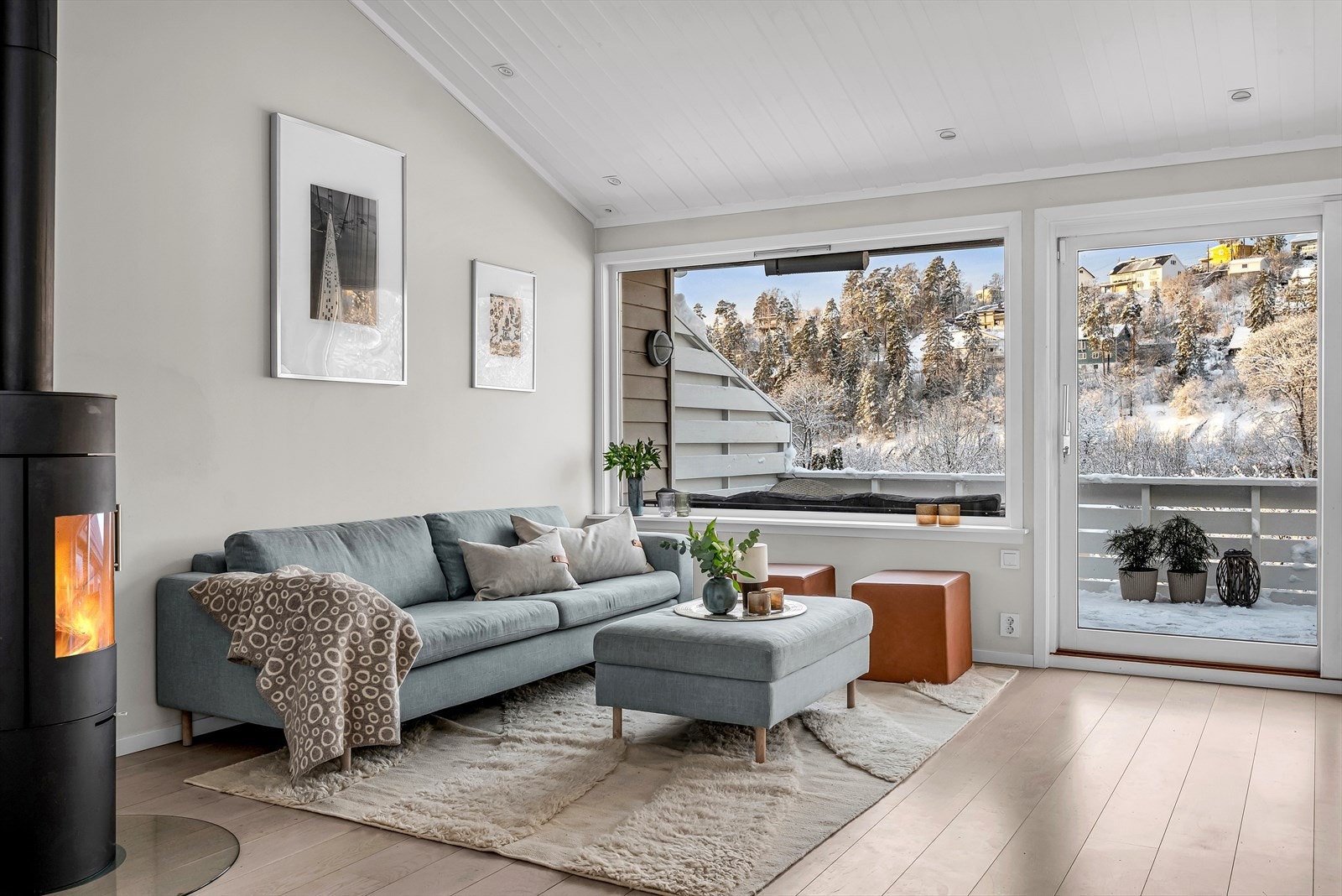 Fra stuen er det utgang til en stor og solrik balkong som forlenger oppholdsrommet på varme dager, med god plass til spisebord, loungegruppe og grill. Galleribilde