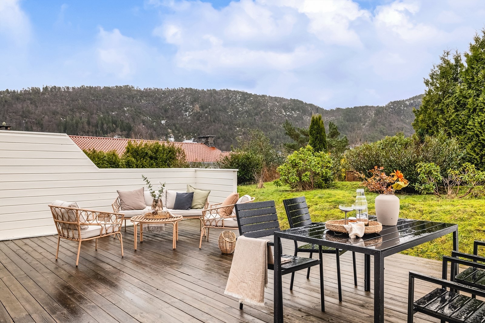 Leiligheten har en herlig plassering, som byr på fine fasiliteter rundt boligen. Det ble montert elektrisk markise i 2020. Galleribilde