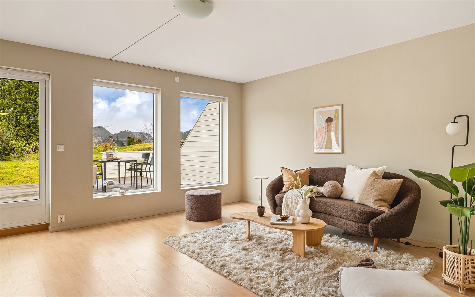 Det er store vindusflater som slipper inn naturlig lys inn i rommet. Galleribilde