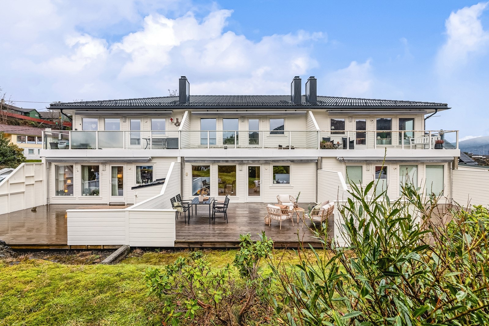 Nydelig, stor og moderne 3-roms leilighet i nydelige omgivelser. Privat markterrasse på 41 m² er vendt mot fine grøntområder. Foto: BARK Foto v/Terje Arntsen. Galleribilde