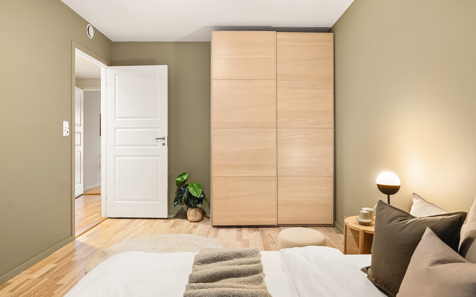 Soverommet er malt i behagelige og moderne farger. Garderobeskap medfølger handelen. Galleribilde