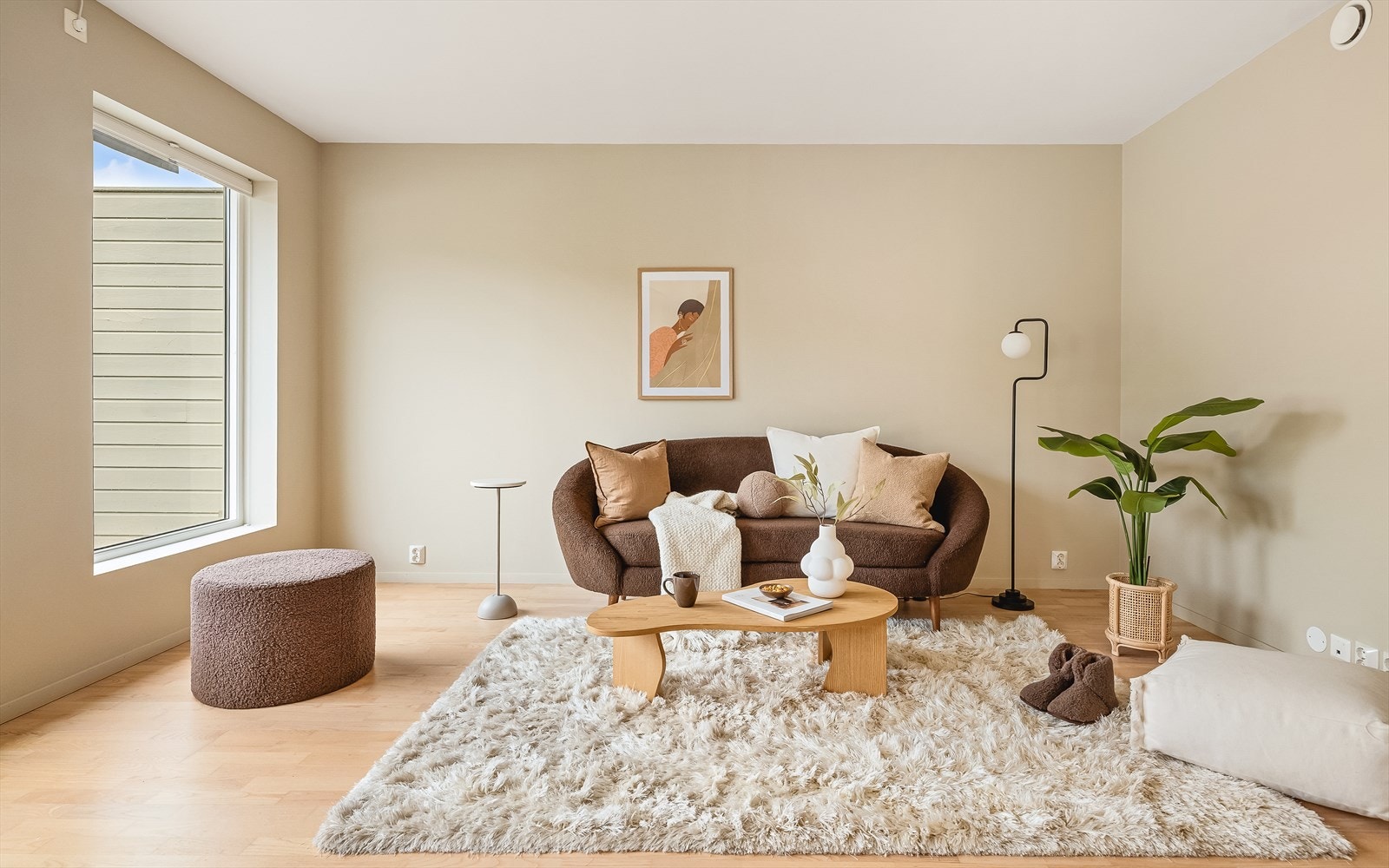 I stuen er det rikelig med plass til å møblere med flere sittegrupper. Takhøyde i stue er 2,46 meter. Galleribilde