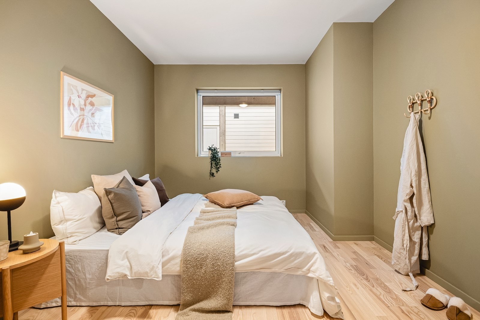 God plass til dobbeltseng, nattbord, garderobeløsninger og øvrig soveromsinnredning. Galleribilde