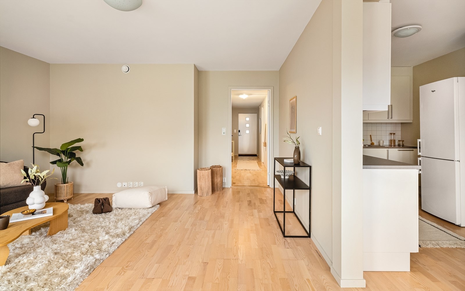 I enden av gangen kommer du inn til oppholdsrommet med stue og kjøkken. Rommene har åpen løsning, men er adskilt i to separate soner. Galleribilde