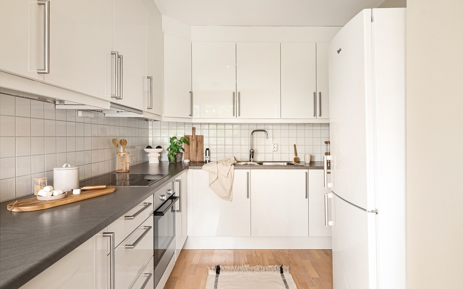 Det er integrert platetopp, stekeovn og oppvaskmaskin. Avsatt plass til kjøleskap. Galleribilde