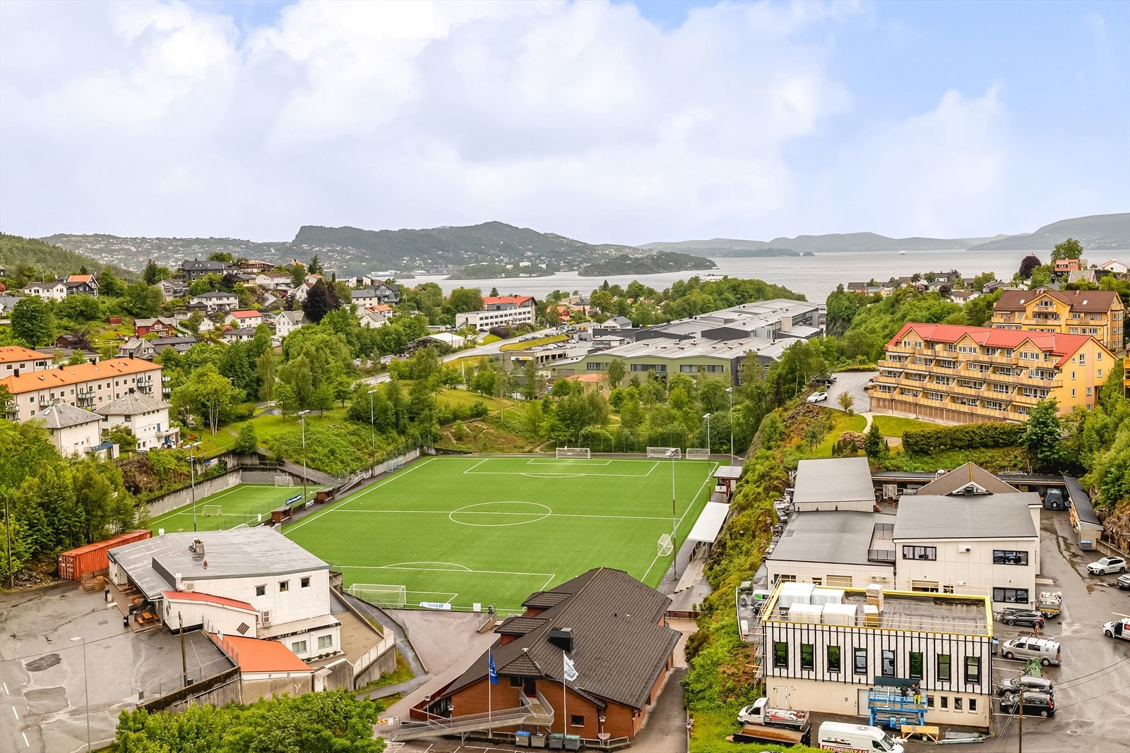 Området egner seg veldig godt for alle aldersgrupper. Gangavstand til barnehager, skoler i alle aldertrinn, idrettsanlegg og turområder. Galleribilde