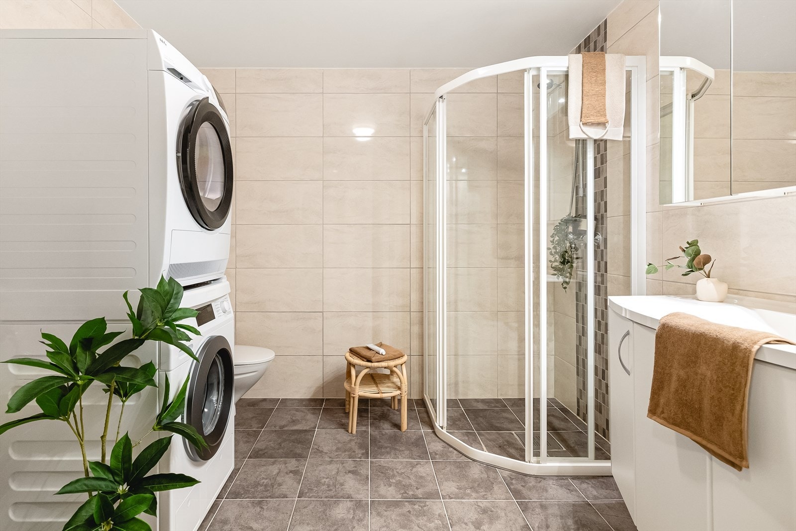 Bad er delikat helfliset i fine fargetoner. Det er varmekabler i gulv. Galleribilde