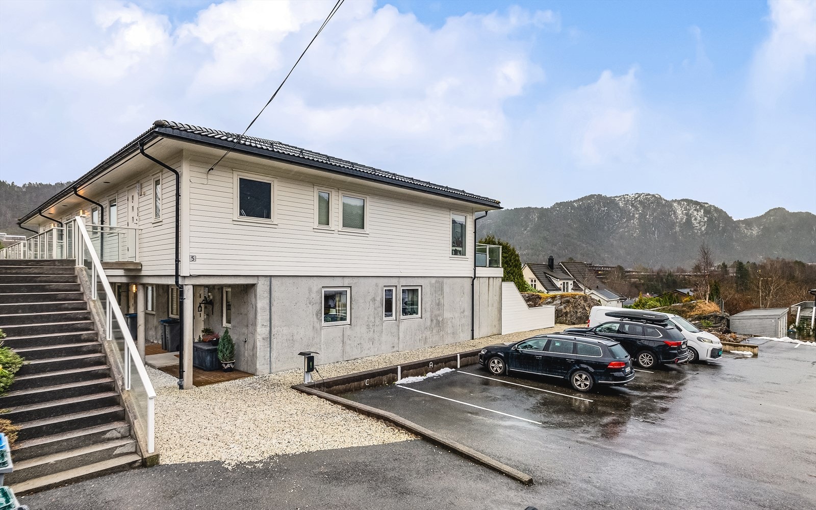 Til seksjonen er det 1 fast plass (merket) og 1 gjesteparkering (umerket). Eier kan (på eget initiativ og kostnad) montere el-billader på merket plass. Galleribilde