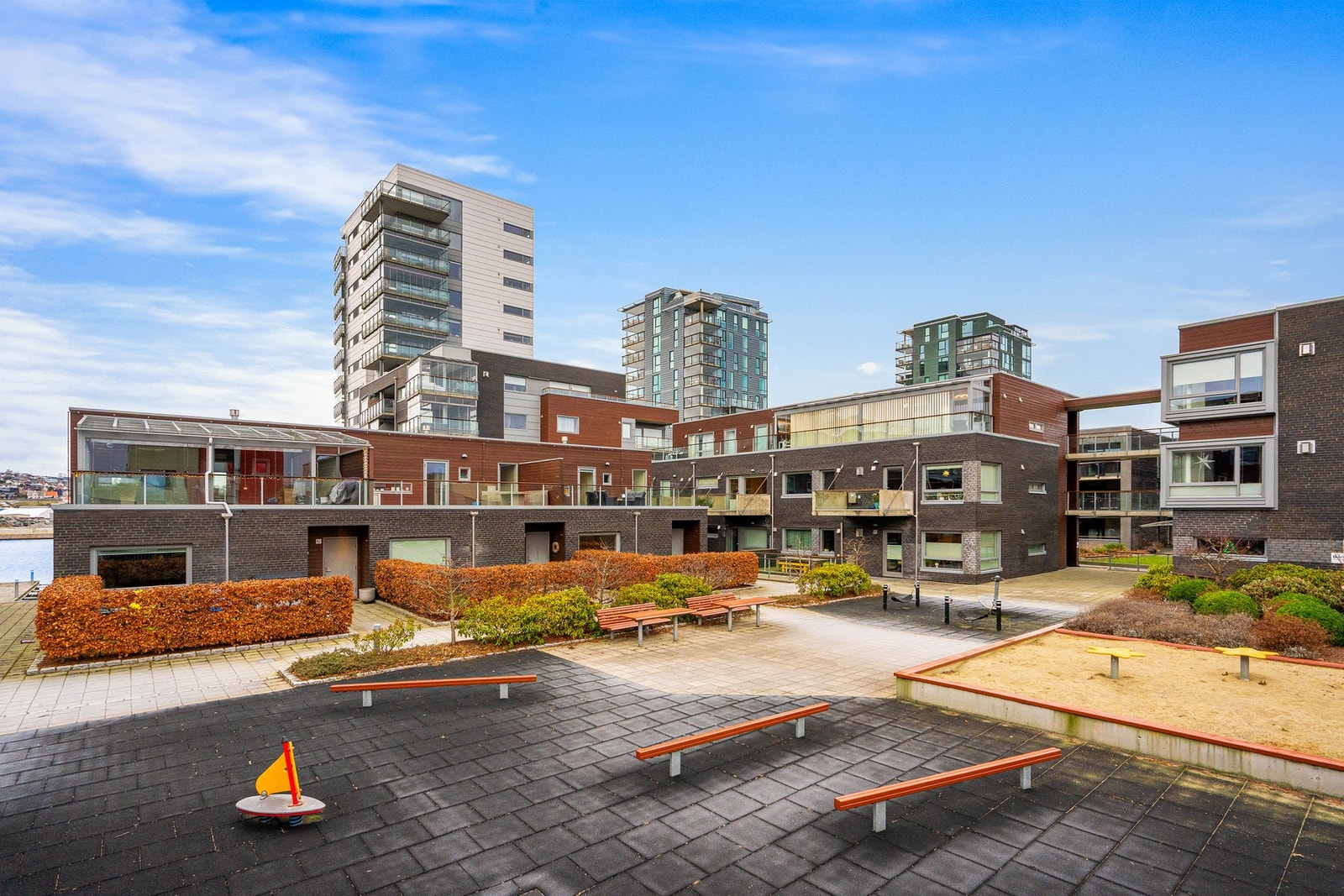 Lekeplass like utenfor døren. Galleribilde