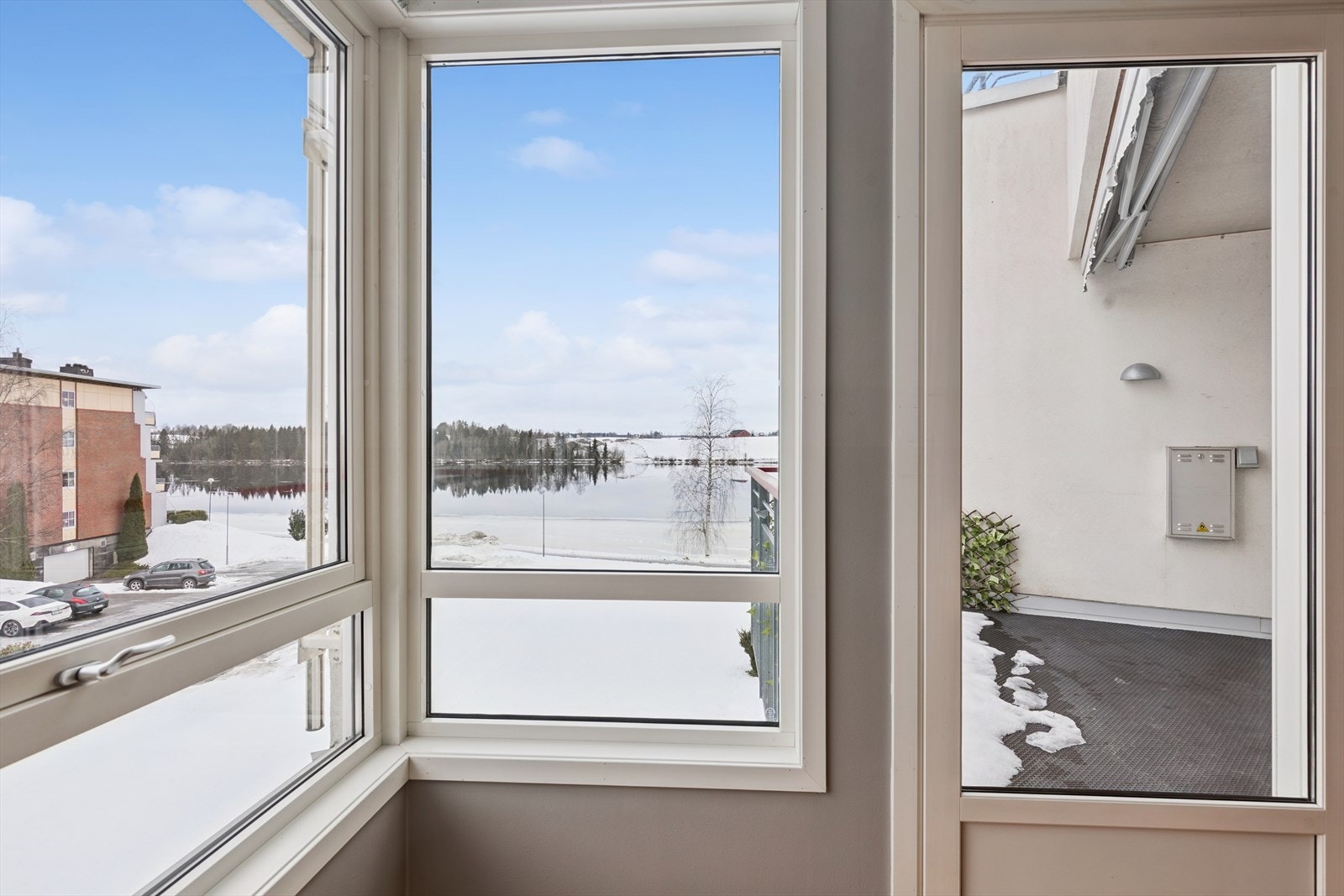 Fra stuevinduene har du en flott utsikt mot Glomma og de omkringliggende områdene. Stuen har direkte utgang til en stor, overbygget balkong. Galleribilde