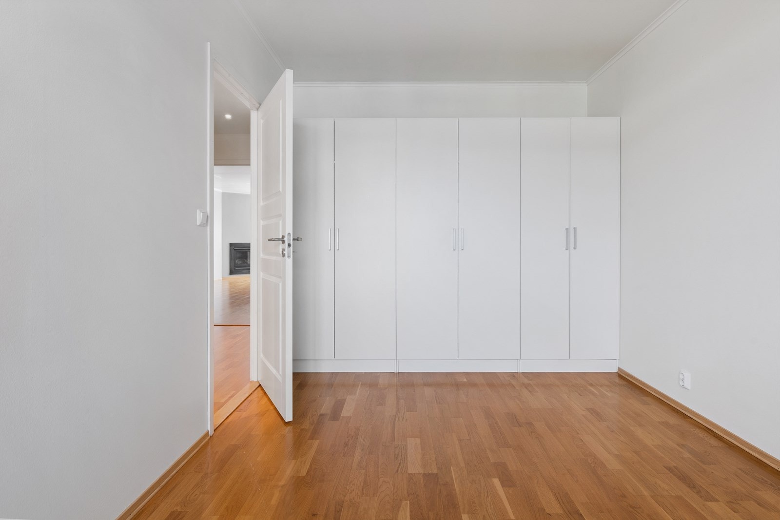 En innholdsrik garderobeløsning gir rikelig med oppbevaringsplass på hovedsoverommet. Galleribilde