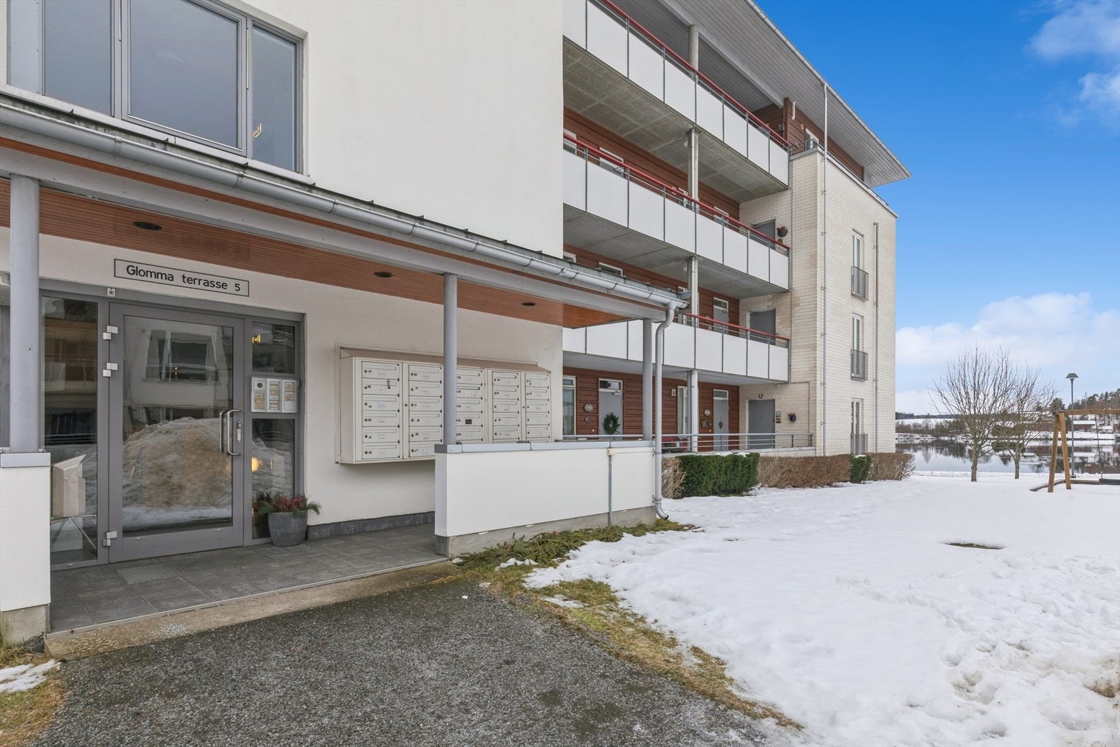 Leiligheten ligger i byggets tredje etasje, med enkel adkomst fra fellesarealene. Galleribilde