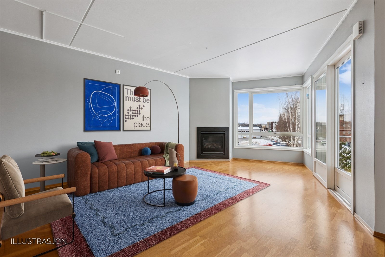 Stuen er luftig med store vindusflater som gir rikelig med naturlig lys. Galleribilde