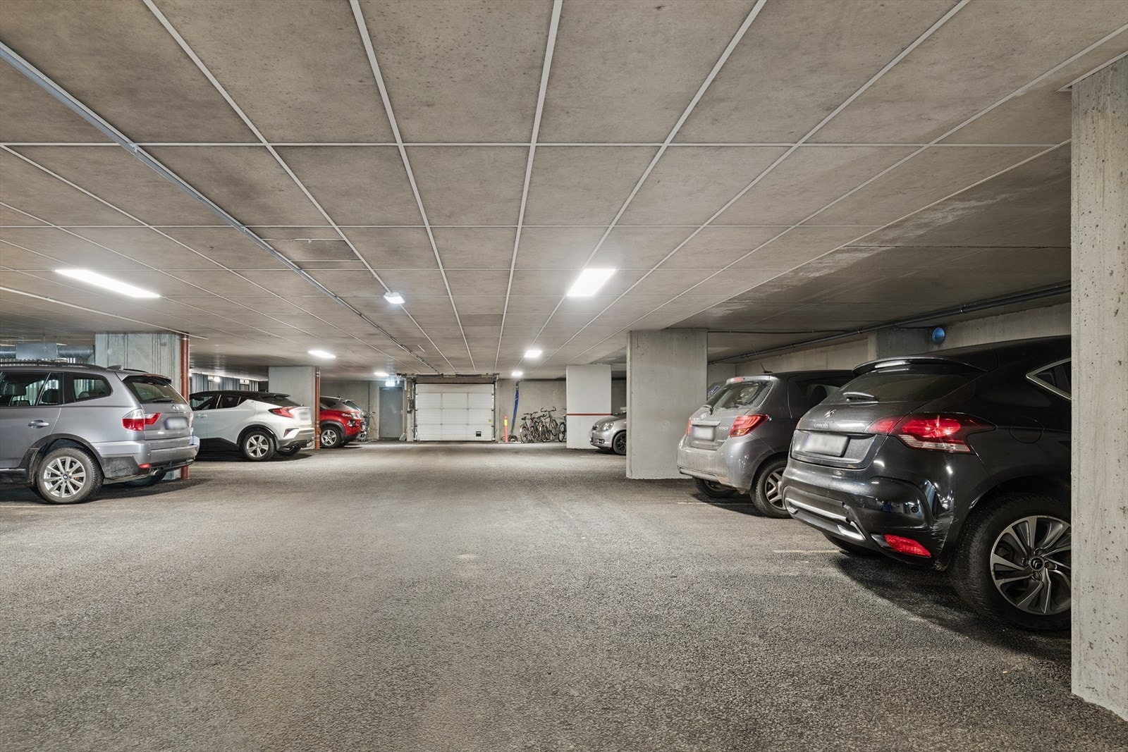 Det medfølger to garasjeplasser i felles, oppvarmet garasjekjeller. Mulighet for elbil-lader. Galleribilde