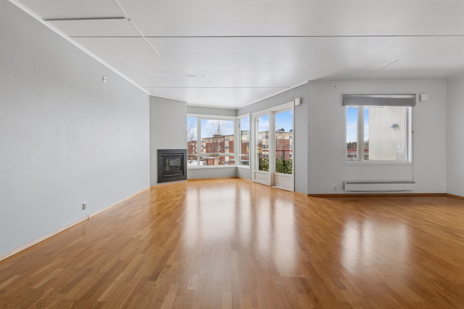 Stuen er luftig med store vindusflater som gir rikelig med naturlig lys. Galleribilde