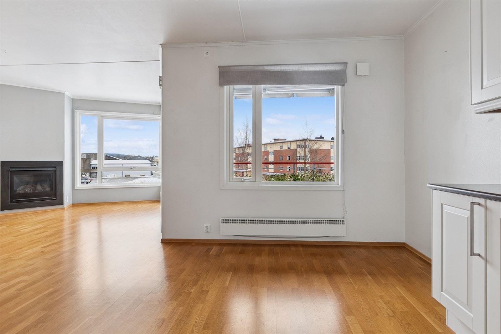 Det er god plass til en hyggelig spiseplass i overgangen mellom stue og kjøkken. Galleribilde