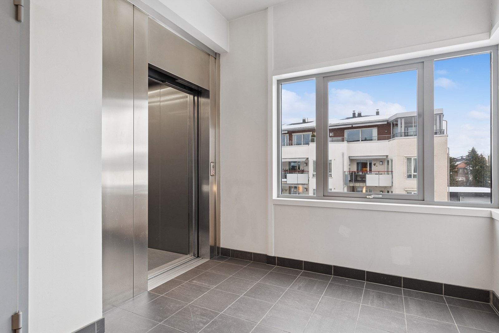 Heisadkomst gir trinnfri tilgang fra garasjeanlegget og opp til leilighetsplanet. Galleribilde