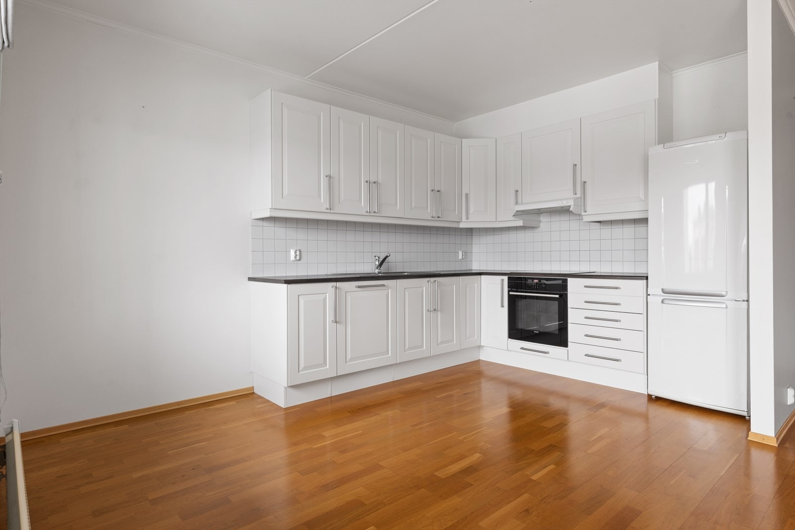 Kjøkkenet er praktisk utformet med rikelig med skap- og benkeplass. Galleribilde