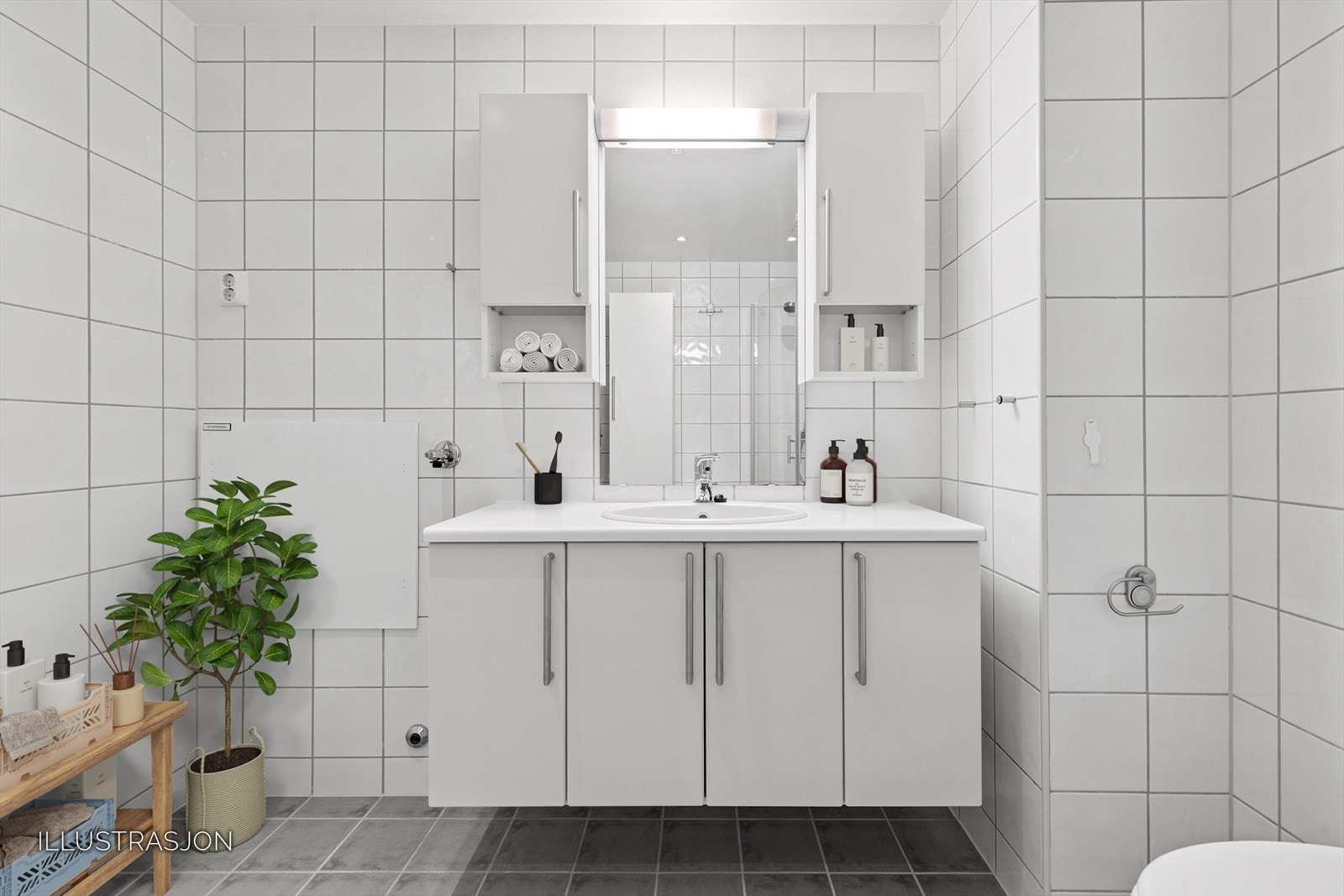 Badet er har en god størrelse, og har opplegg for vaskemaskin. Galleribilde