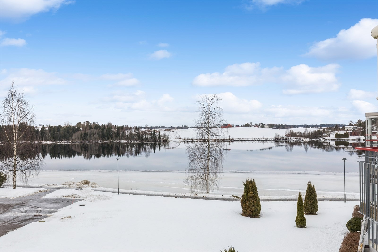 Beliggenheten byr på umiddelbar nærhet til vannet og fine turområder langs Glomma. Galleribilde