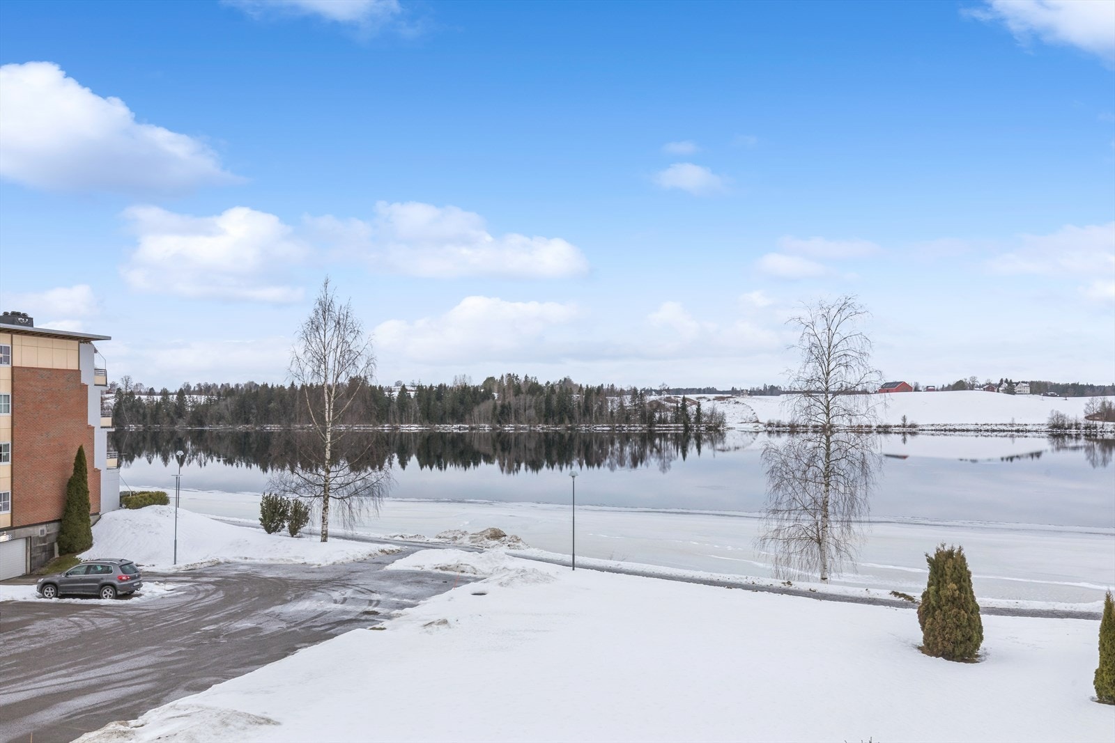 Det er gangavstand til Årnes sentrum med diverse servicetilbud og togstasjon. Galleribilde