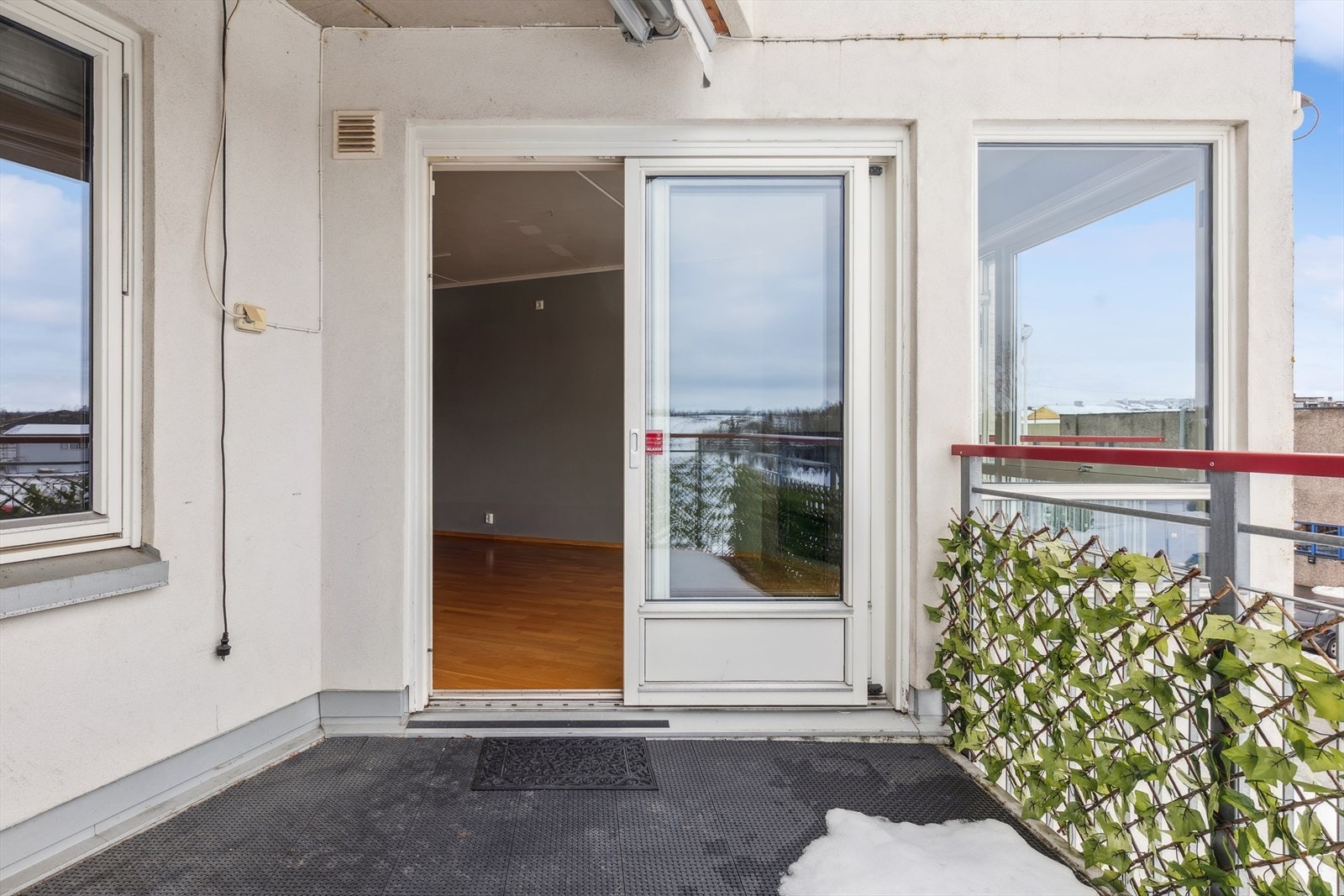 Den overbygde balkongen på hele 16 m² fungerer som en forlengelse av stuen. Galleribilde