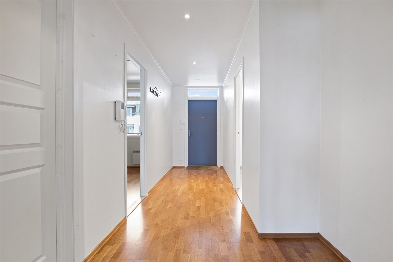 Fra entréen er det tilgang til bad, bod, soverommene og stue/kjøkken. Galleribilde