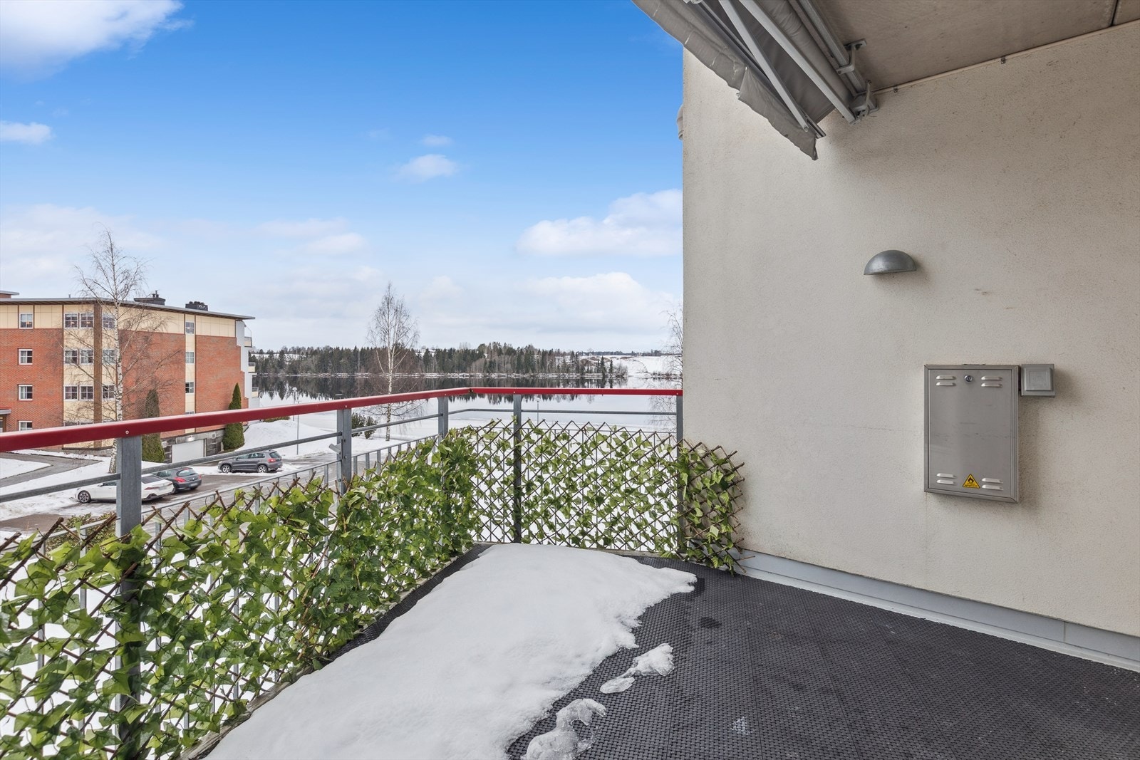 Her er det god plass til en sittegruppe, hvor utsikten kan nytes skjermet for været. Galleribilde