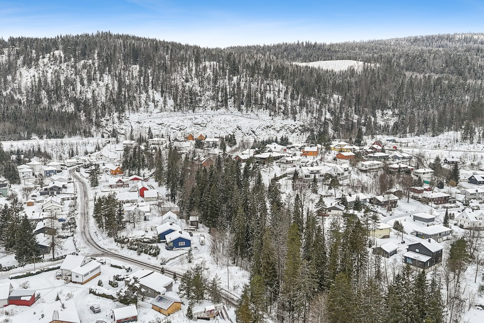 Tomten ligger i et veletablert boligområde i Åneby i Nittedal. Det er kort vei til togstasjonen. Galleribilde
