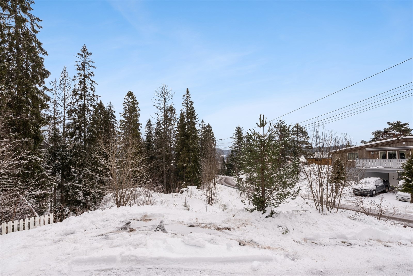 Det ble gitt rammetillatelse til oppføring av enebolig på 204m² BRA i 2018. Rammetillatelsen er utgått og det må søkes på nytt med nye tegninger. Galleribilde