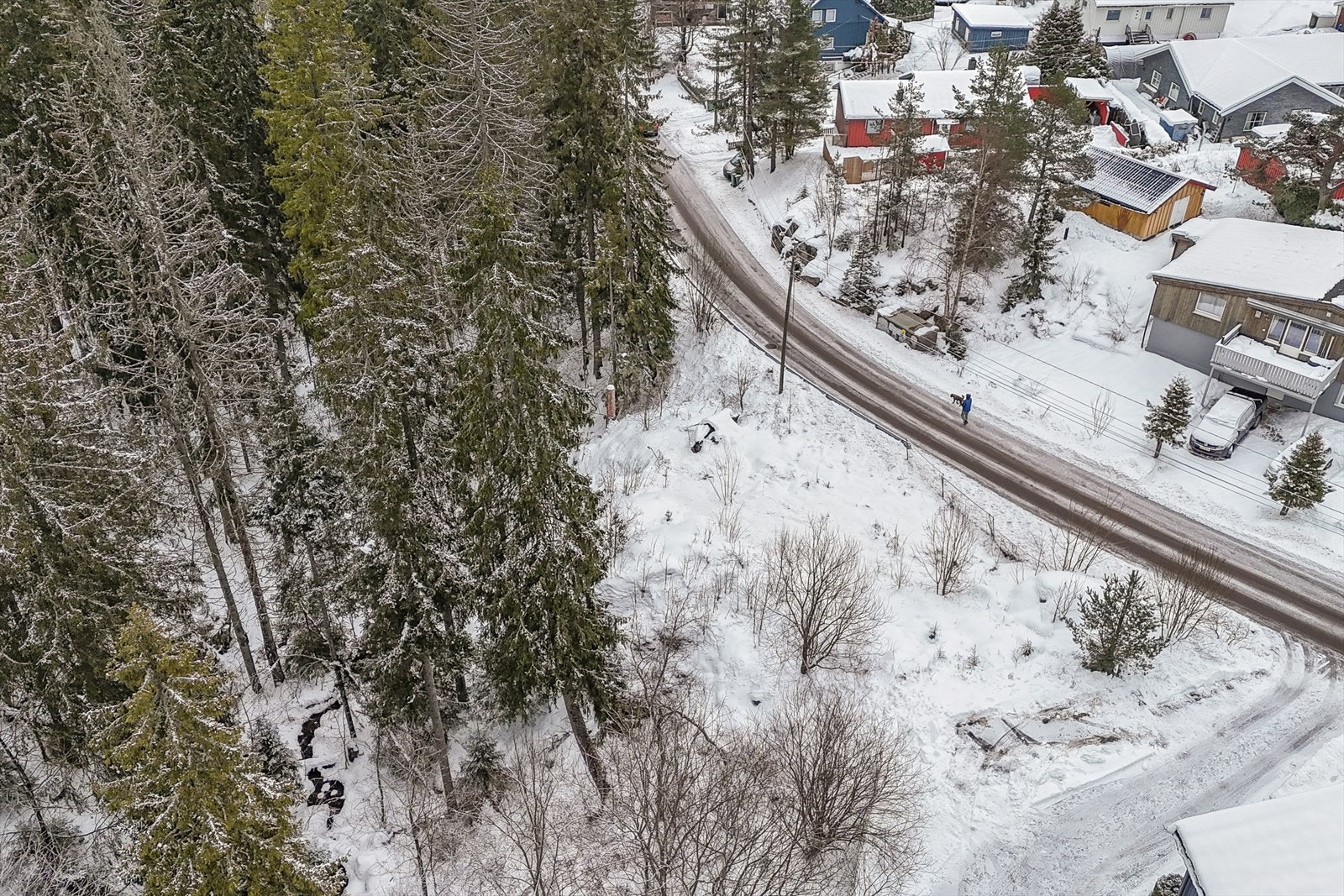 Tomten er skrånende ned mot bekken. Galleribilde