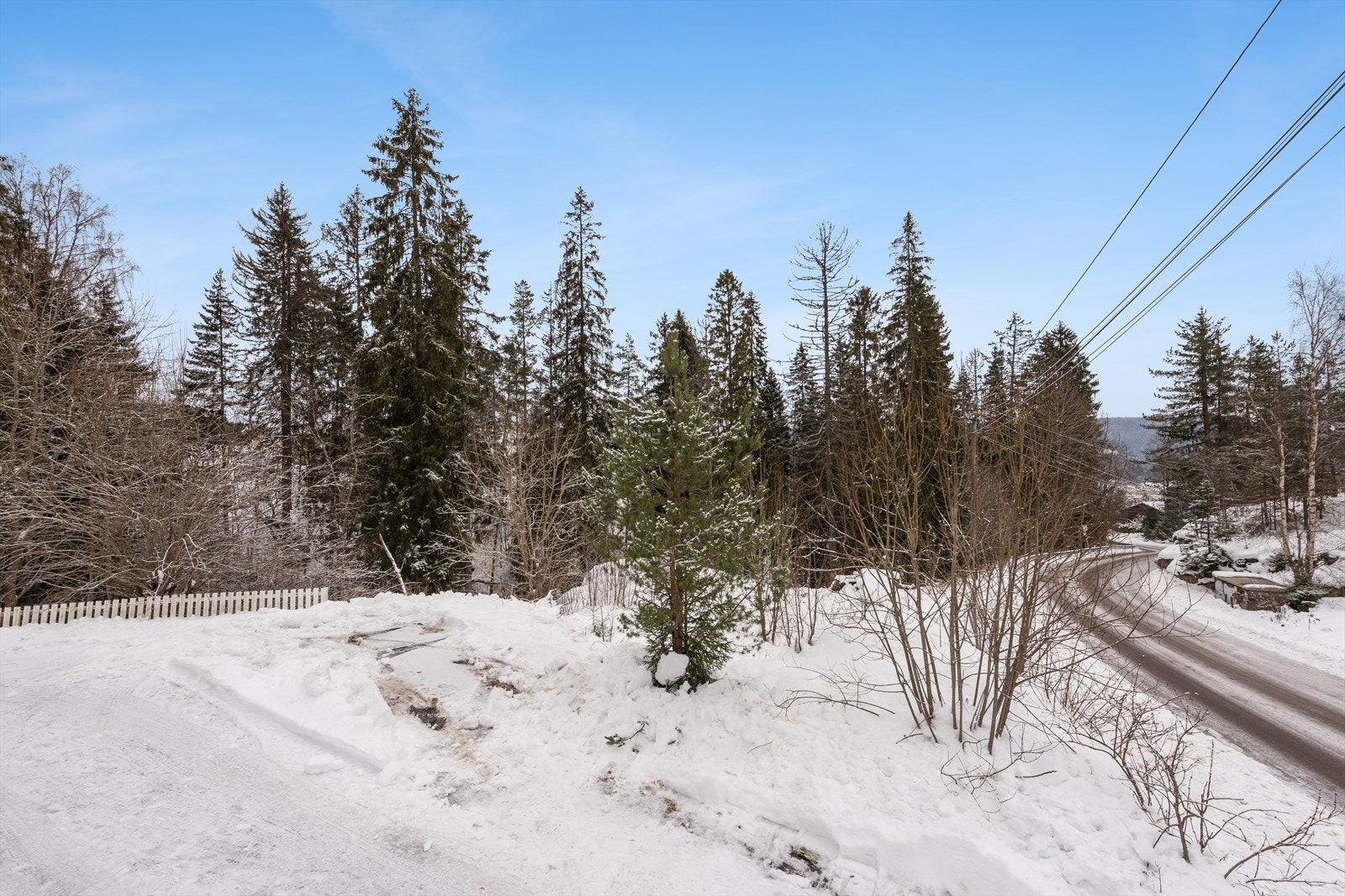 Det er 1 minutts gange til Åneby, med ett lite sentrum hvor du finner Meny, apotek, blomsterbutikk m.m. Galleribilde
