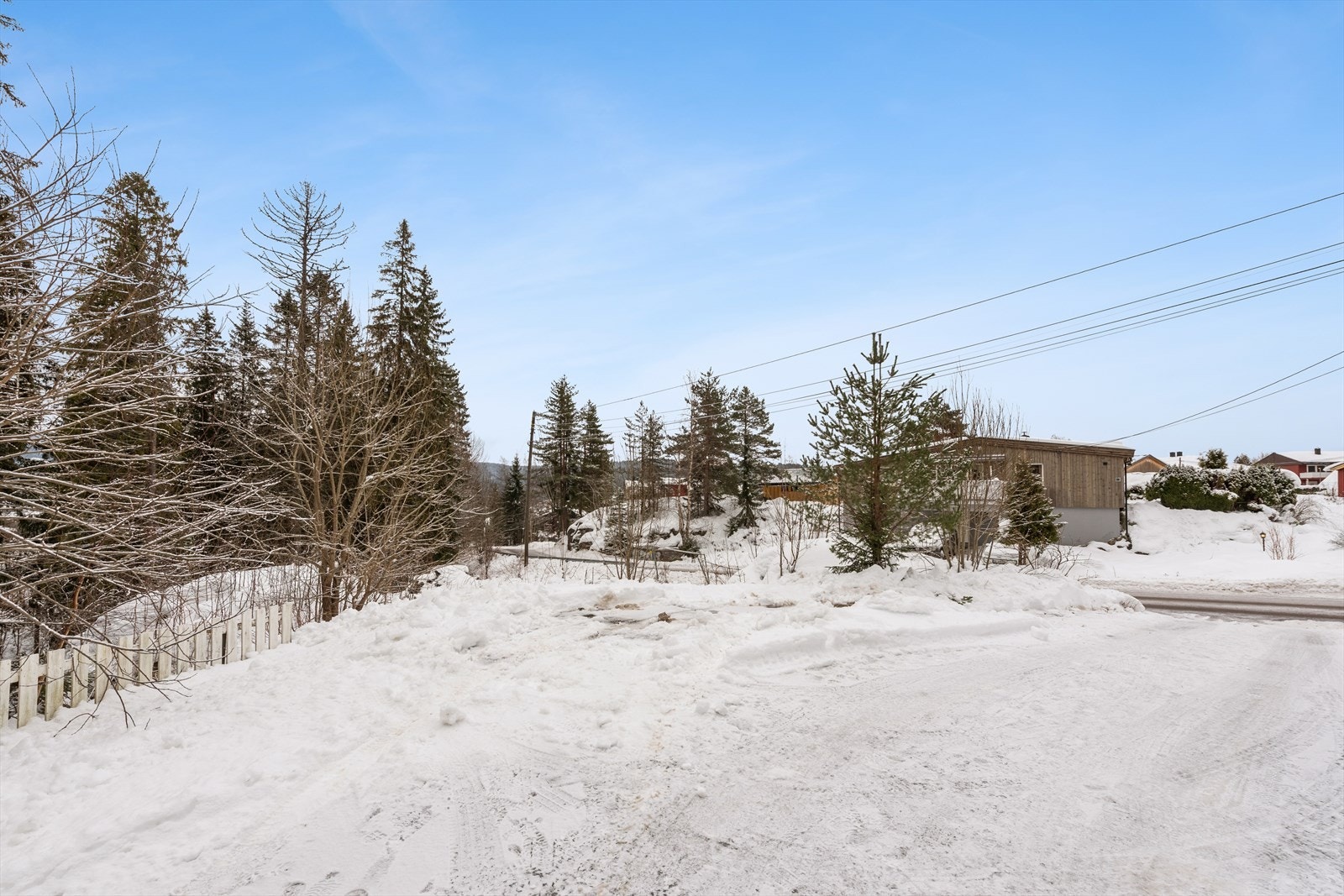 Det skal være felles utkjørsel med nabotomten. Galleribilde