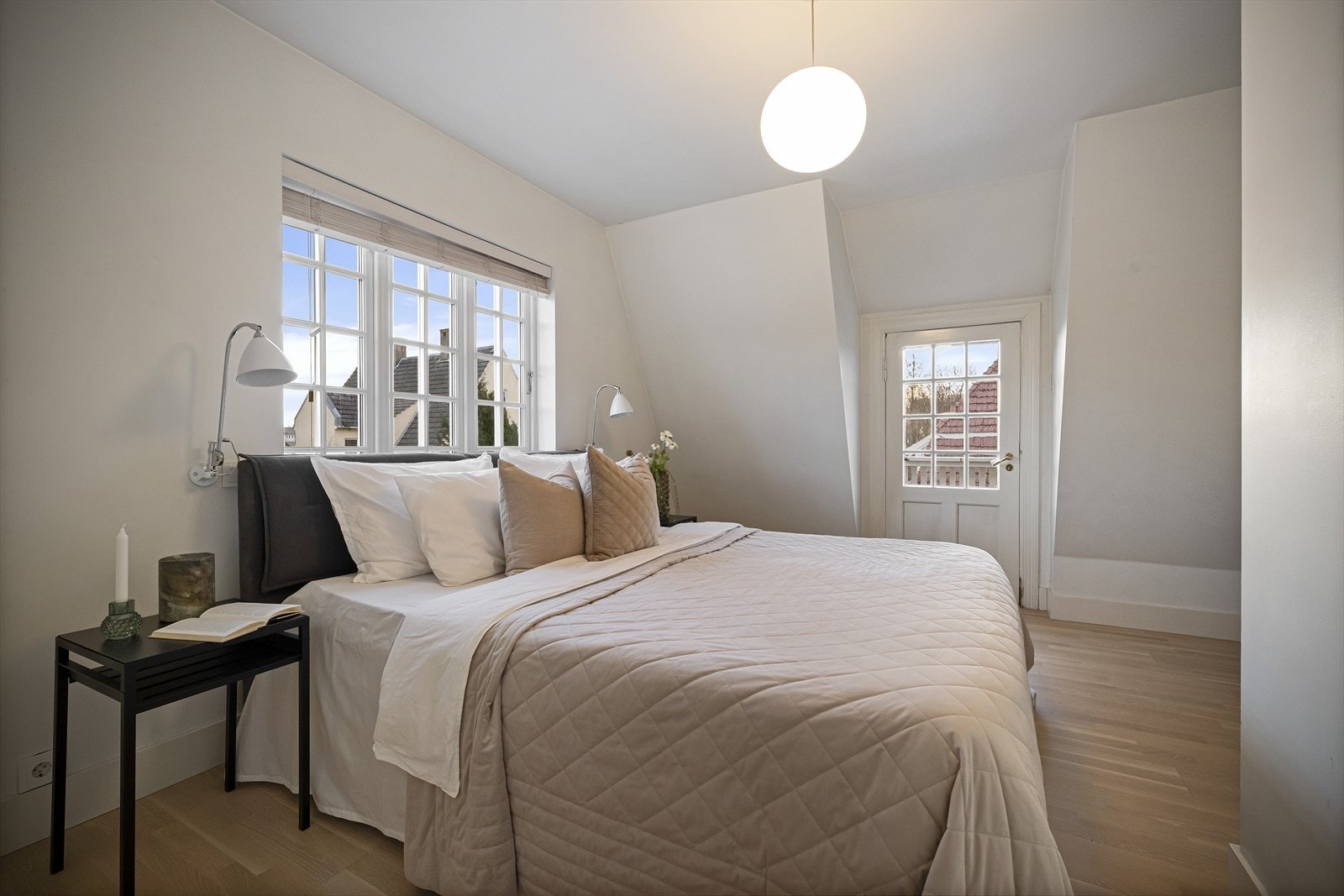 Hovedsoverom i flotte farger og utgang til balkong Galleribilde