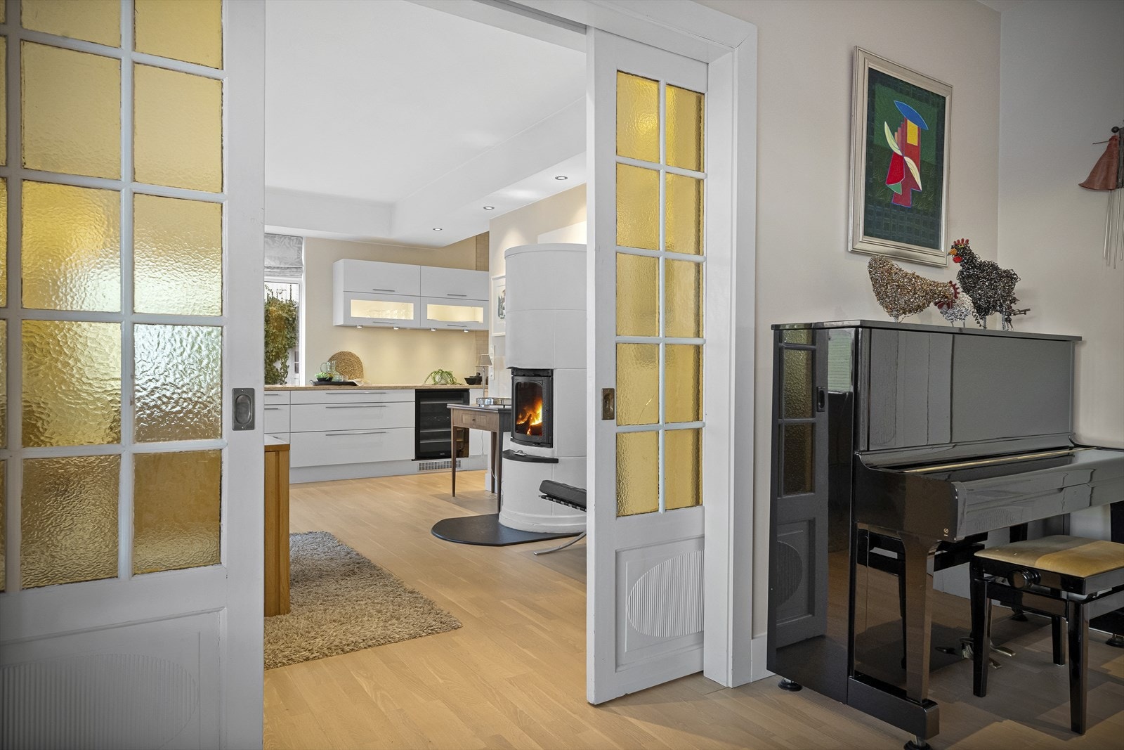 Stilfull peis og elegant skyvedør som skaper en innbydende atmosfære. Galleribilde