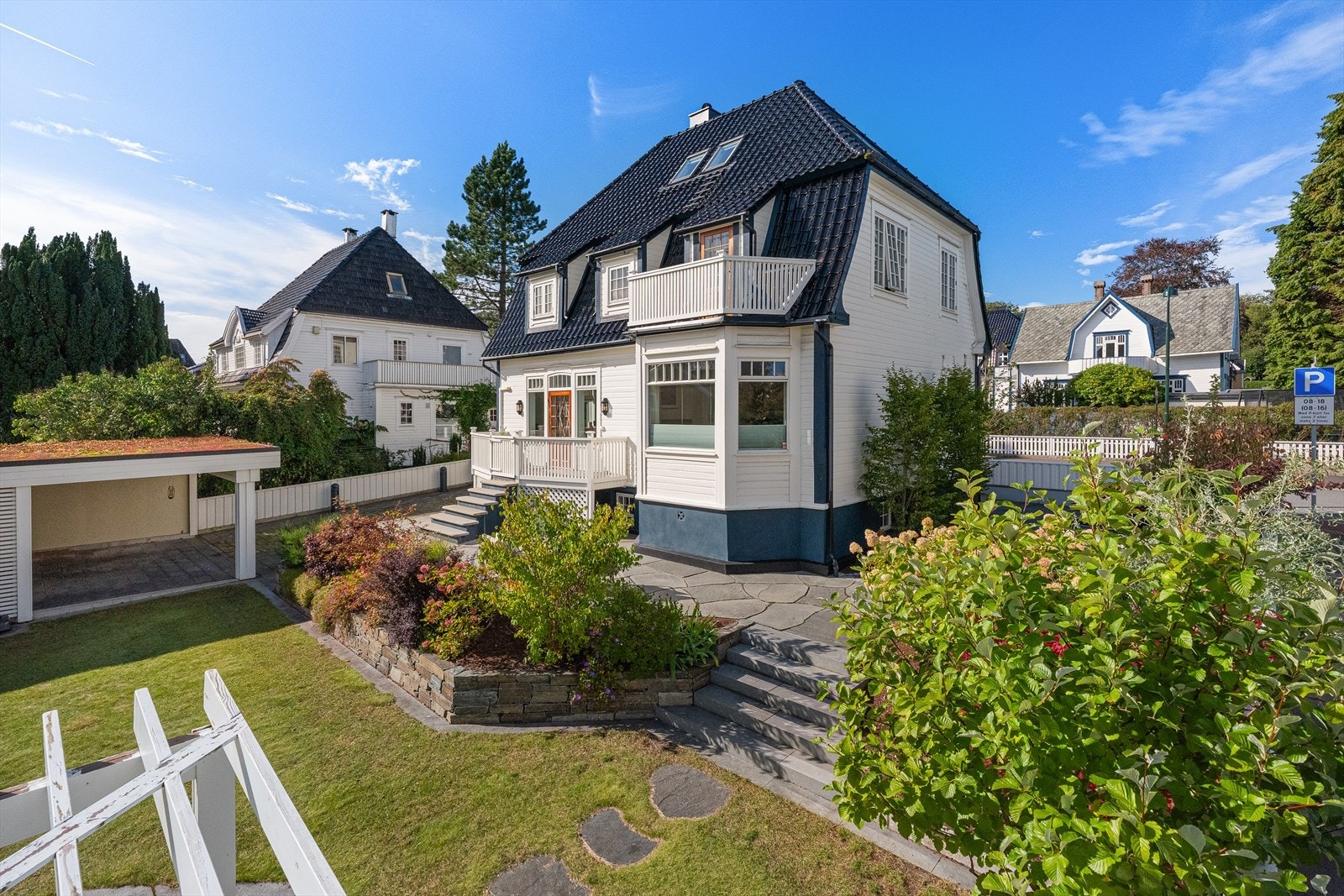 Nydelig villa i idyllisk nabolag, med velstelt hage, solrik terrasse og nærhet til fasiliteter. Perfekt for familien. Galleribilde