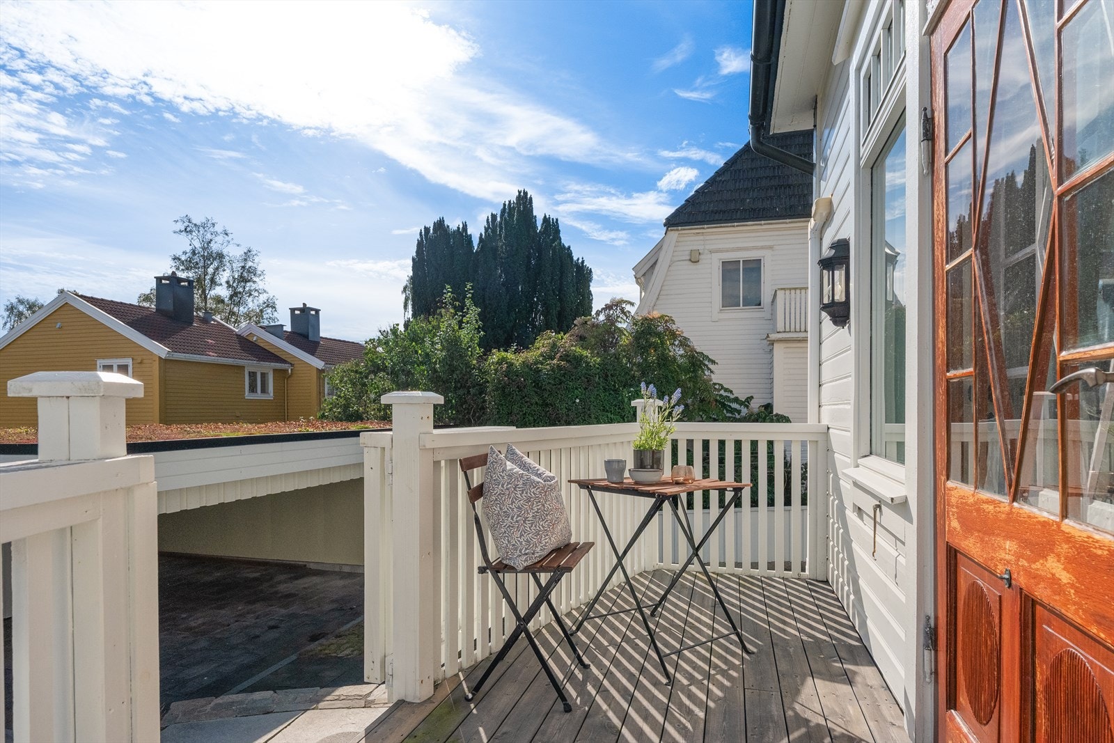 Deilig terrasse ut fra stue, perfekt for morgenkaffen samt å nyte synet av hagen Galleribilde