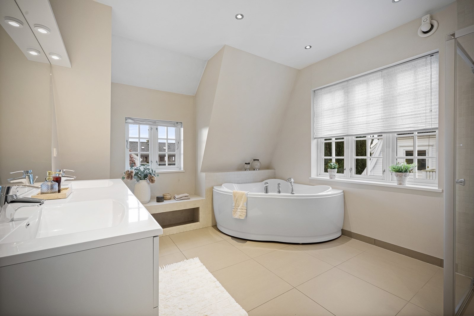 Delikate fargevalg samt både dusj og badekar Galleribilde