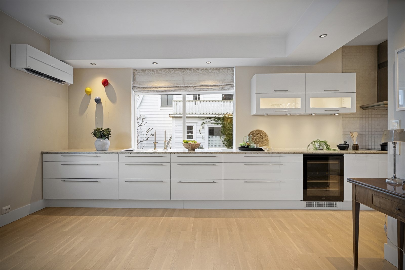 Lys og moderne kjøkkenløsning med rene linjer og god lagringsplass, perfekt for praktisk og stilfull matlaging. Galleribilde