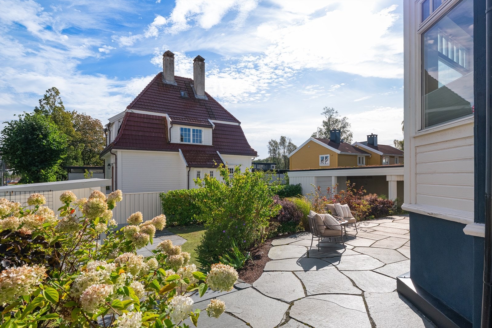 Nydelige uteområde med frodig hage og solrik terrasse. Perfekt for avslapning. Attraktiv beliggenhet i et rolig, familievennlig nabolag. Galleribilde