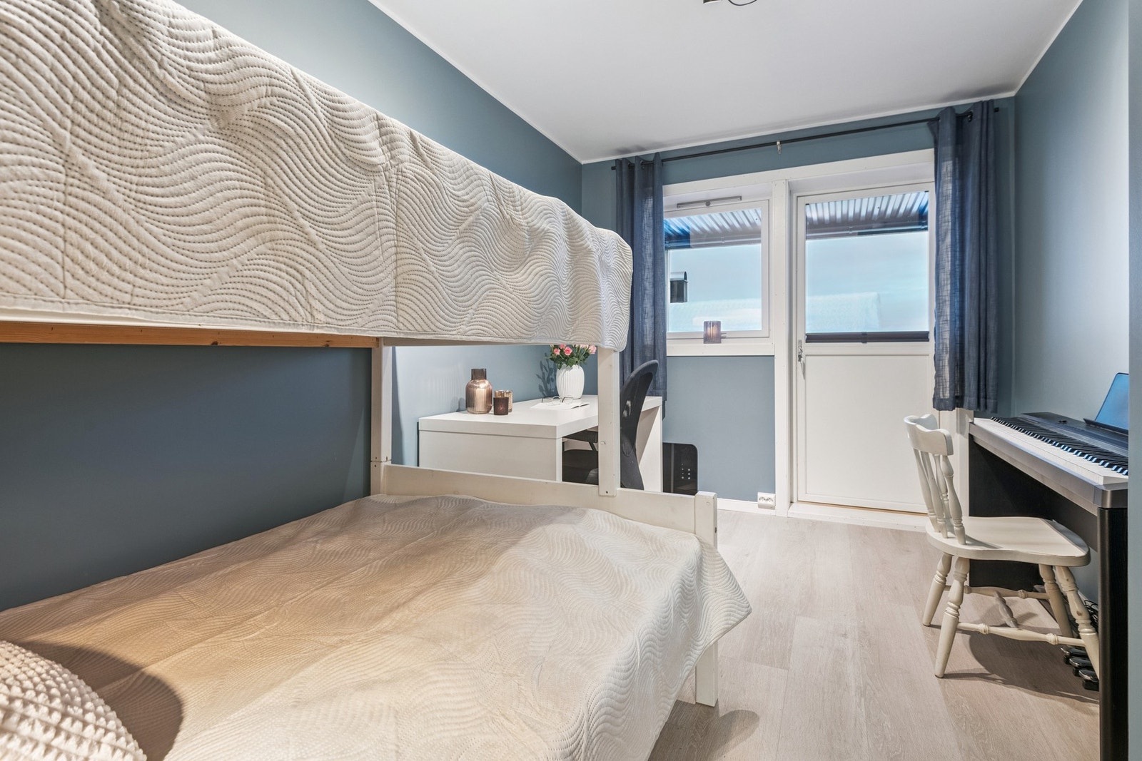 Soverom 2 i sokkel med utgang til terrasse. Galleribilde