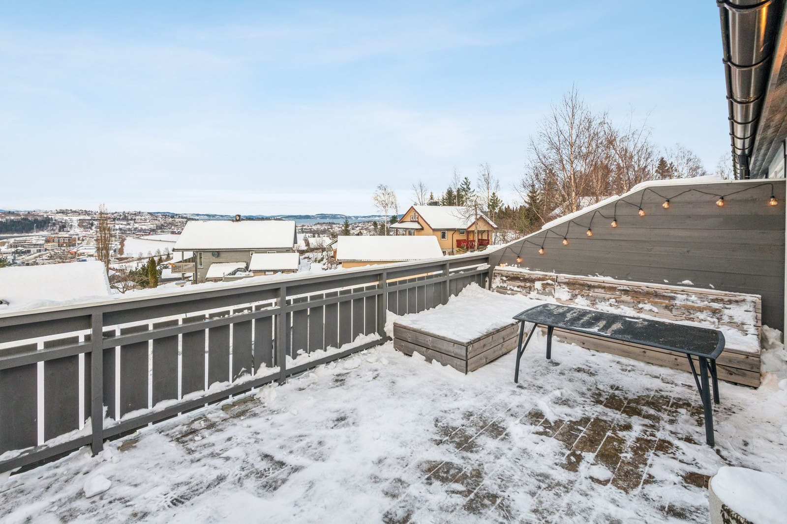 Romslig veranda med god plass til hagemøbler. Her kan man nyte gode sol- og utsiktsforhold. Galleribilde