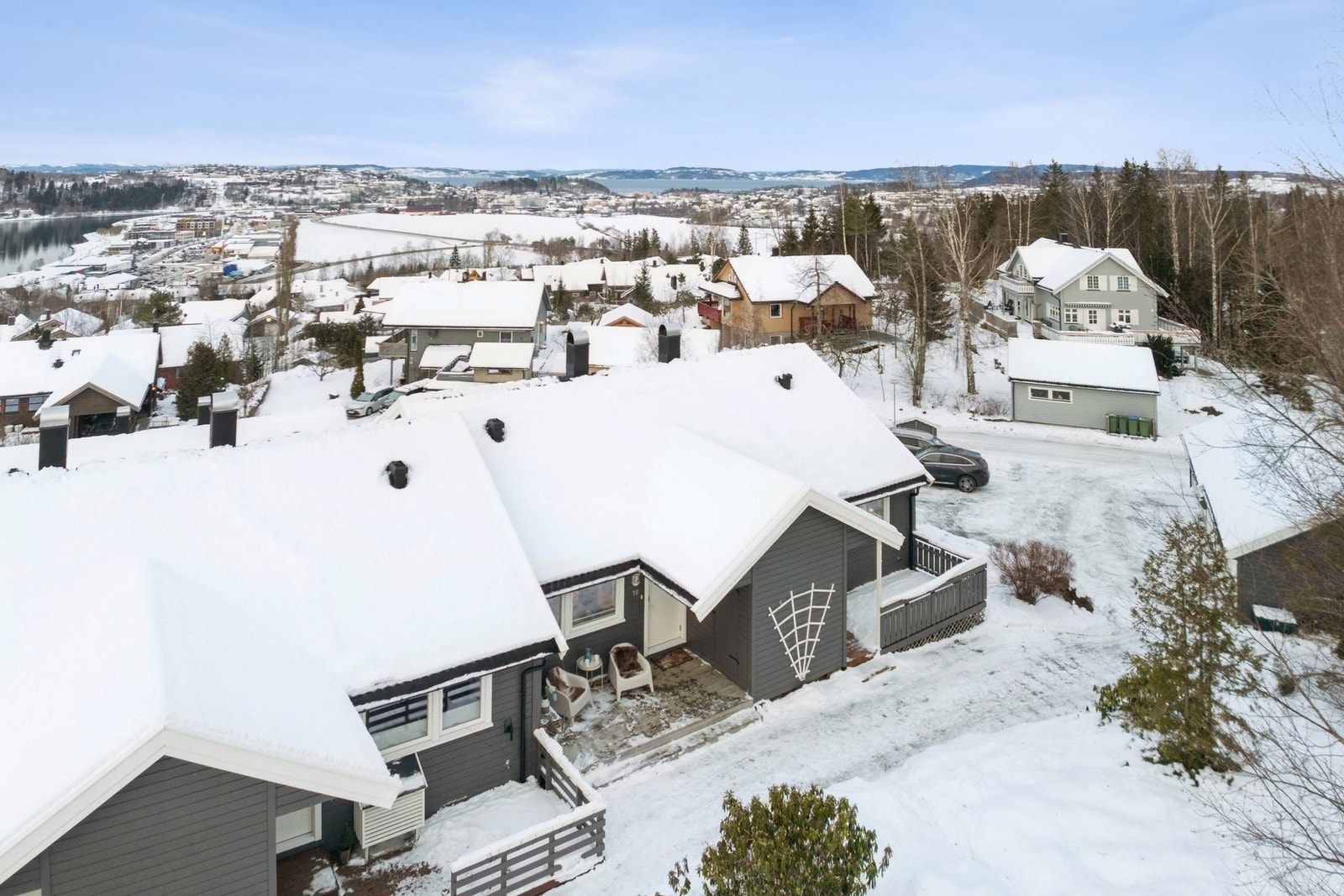 Praktisk rekkehus med ettertraktet beliggenhet i Momarka. Her har man gangavstand til barnehage som kun ligger 100 m fra boligen, samt gangavstand til skole. Galleribilde