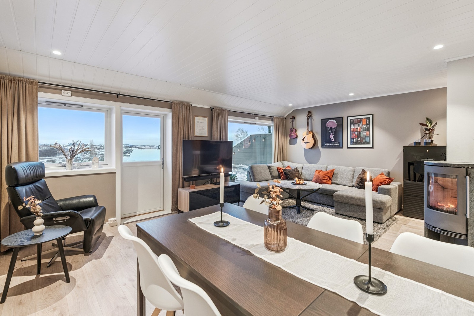 Stor terrasse utenfor stua med sol til godt utover sene sommerkvelder. Galleribilde