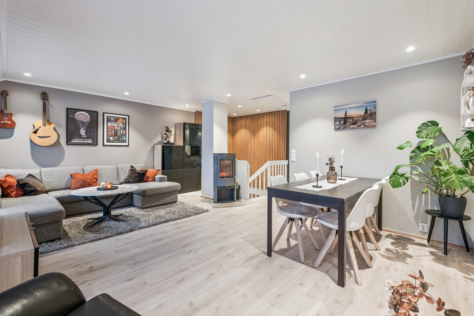 Boligen varmes opp med vedfyring og strøm. Galleribilde