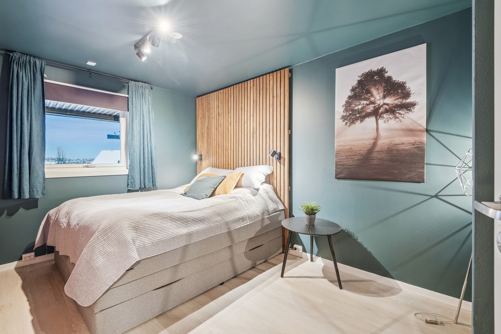 Hovedsoverom ligger i sokkelen og har god plass til dobbeltseng Galleribilde