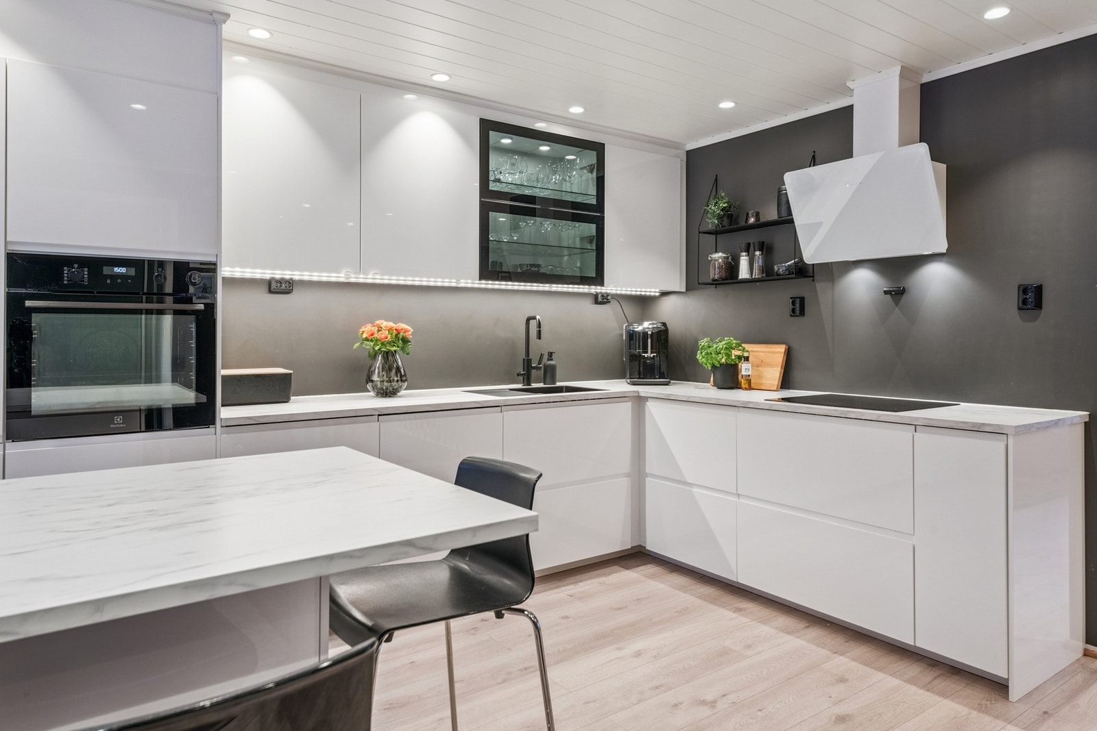 Kjøkkenet har integrerte hvitevarer og spotter i tak. Praktisk kjøkkenøy som kan fungere som ekstra benkeplass eller en hyggelig plass hvor man kan ta morgenkaffen. Galleribilde