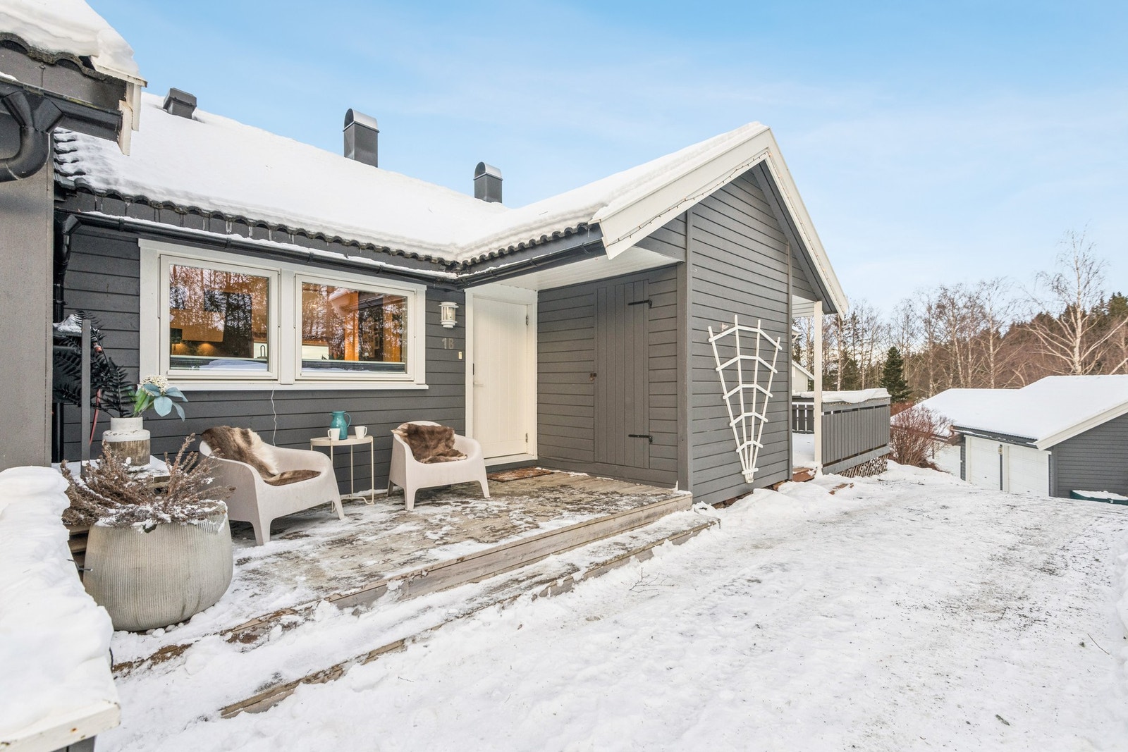 Boligen har hyggelige sitteplasser på begge sider av boligen. Godt med lagringsplass i sportsbod utenfor inngangsdøra, samt i bod inne i boligen. I tillegg er det kaldloft over boligen og hems over garasjen. Galleribilde