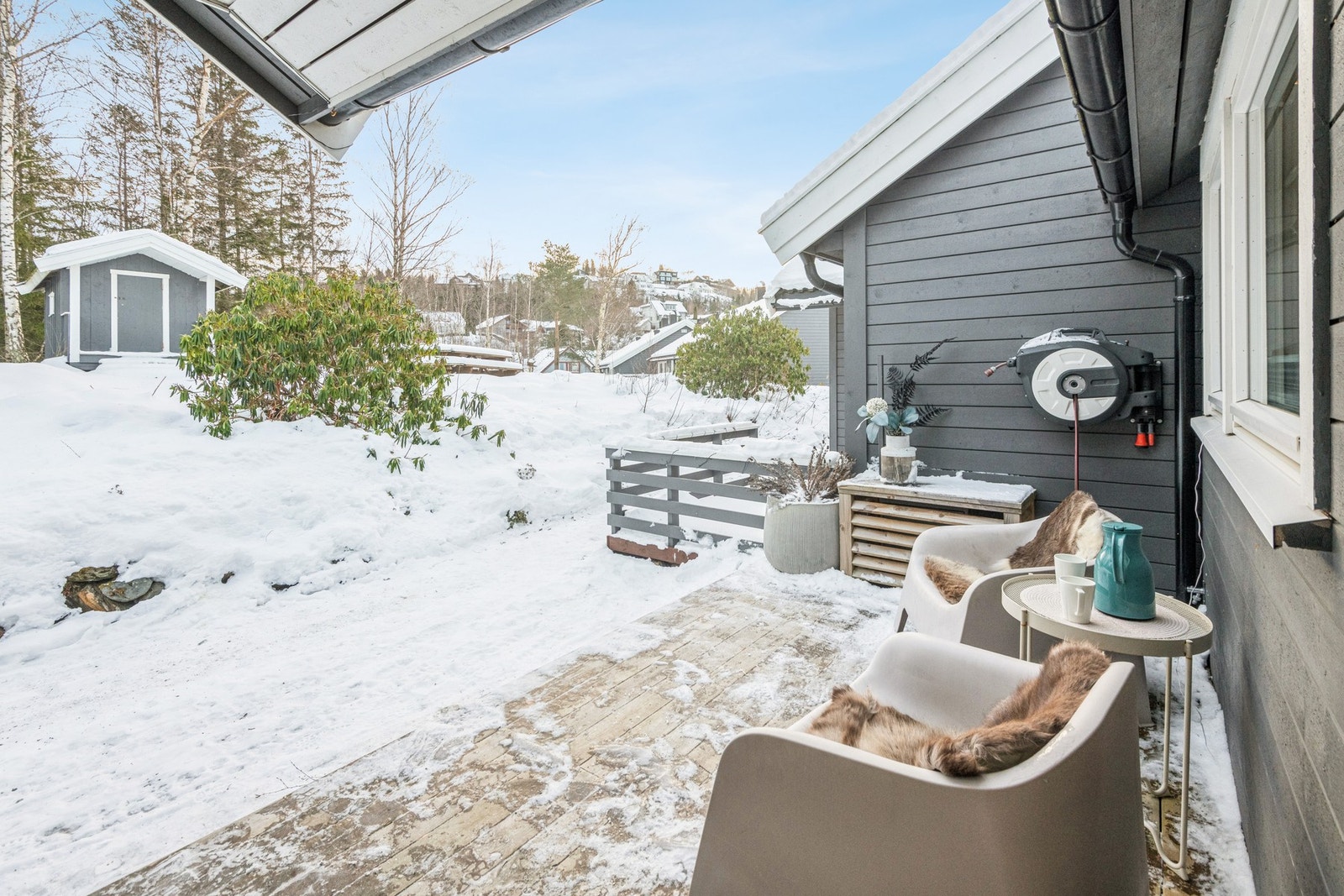 Friområde utenfor inngangspartiet gir en god og skjermet uteplass mot sør. Galleribilde