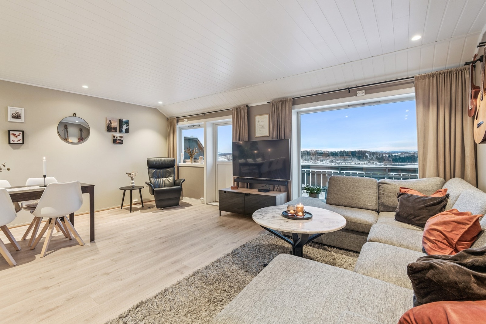 Stua har gode og lune fargekombinasjoner som gir en følelse av av å være "hjemme". Galleribilde